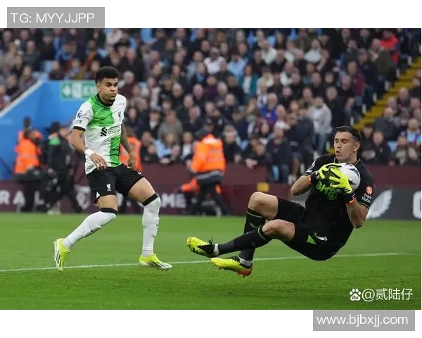 球星误拿足球引发的幽默事件与意外挑战揭秘 球星误拿足球引发的幽默事件与意外挑战揭秘