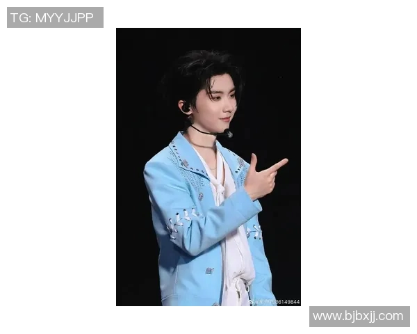 马嘉祺在足球场上展现风采 星海中学成为年轻球员梦想起航地 马嘉祺在足球场上展现风采 星海中学成为年轻球员梦想起航地